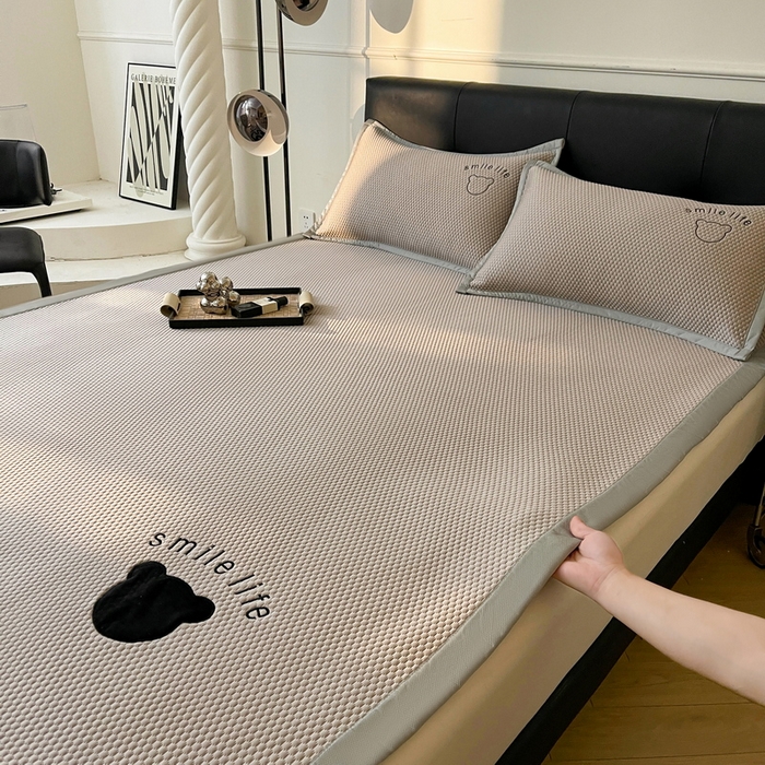 91家纺网 家纺一手货源 找家纺 小叮当家纺仓储工厂店 2025新款冰豆豆贴布绣八宝熊系列绑带床席款（场景一） 绑带款-八宝熊-咖