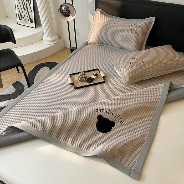 91家纺网 家纺一手货源 找家纺 小叮当家纺仓储工厂店 2025新款冰豆豆贴布绣八宝熊系列绑带床席款（场景一） 绑带款-八宝熊-咖