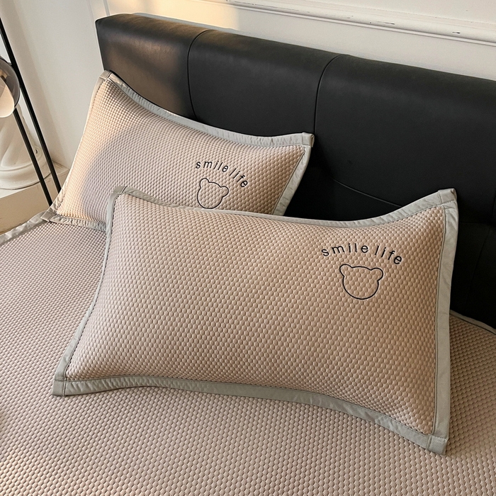 91家纺网 家纺一手货源 找家纺 小叮当家纺仓储工厂店 2025新款冰豆豆贴布绣八宝熊系列绑带床席款（场景一） 绑带款-八宝熊-咖