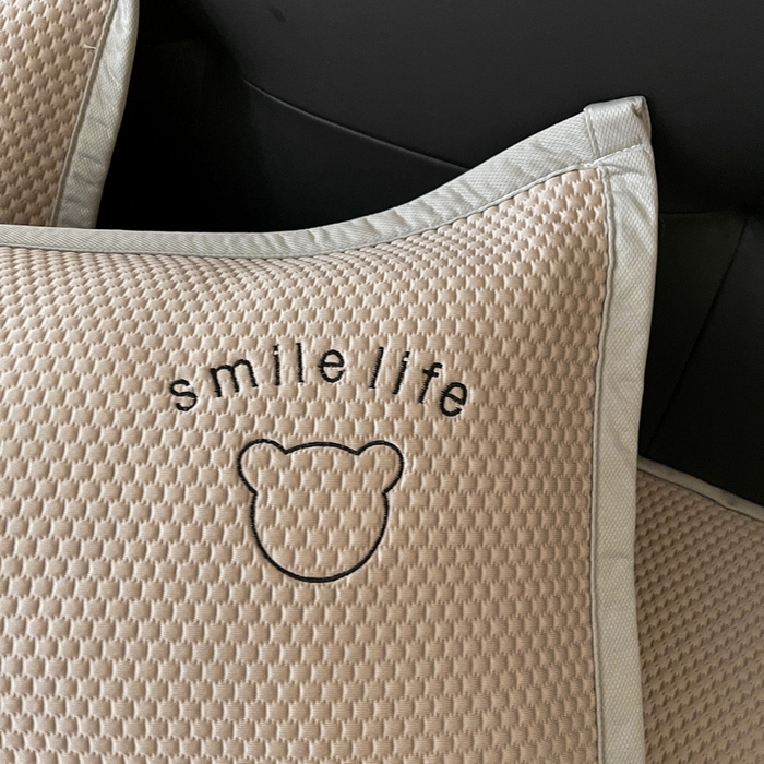 91家纺网 家纺一手货源 找家纺 小叮当家纺仓储工厂店 2025新款冰豆豆贴布绣八宝熊系列绑带床席款（场景一） 绑带款-八宝熊-咖