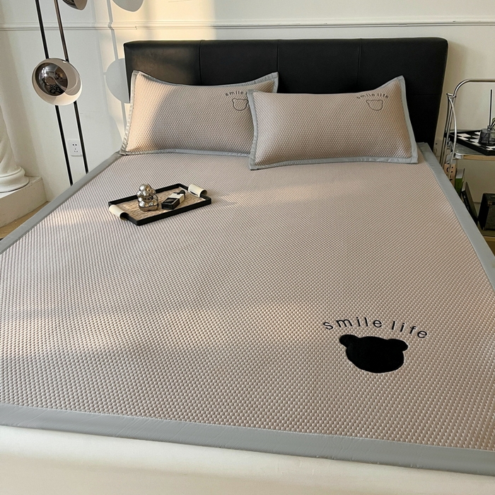 91家纺网 家纺一手货源 找家纺 小叮当家纺仓储工厂店 2025新款冰豆豆贴布绣八宝熊系列绑带床席款（场景一） 绑带款-八宝熊-咖