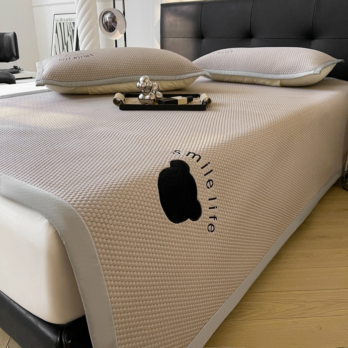 91家纺网 家纺一手货源 找家纺 小叮当家纺仓储工厂店 2025新款冰豆豆贴布绣八宝熊系列绑带床席款（场景一） 绑带款-八宝熊-咖