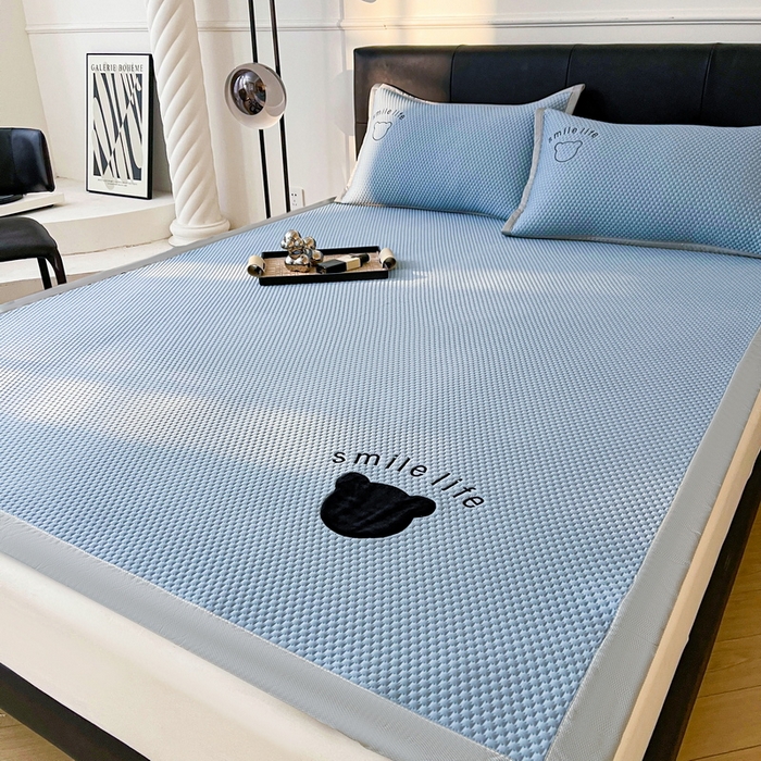 91家纺网 家纺一手货源 找家纺 小叮当家纺仓储工厂店 2025新款冰豆豆贴布绣八宝熊系列绑带床席款（场景一） 绑带款-八宝熊-蓝