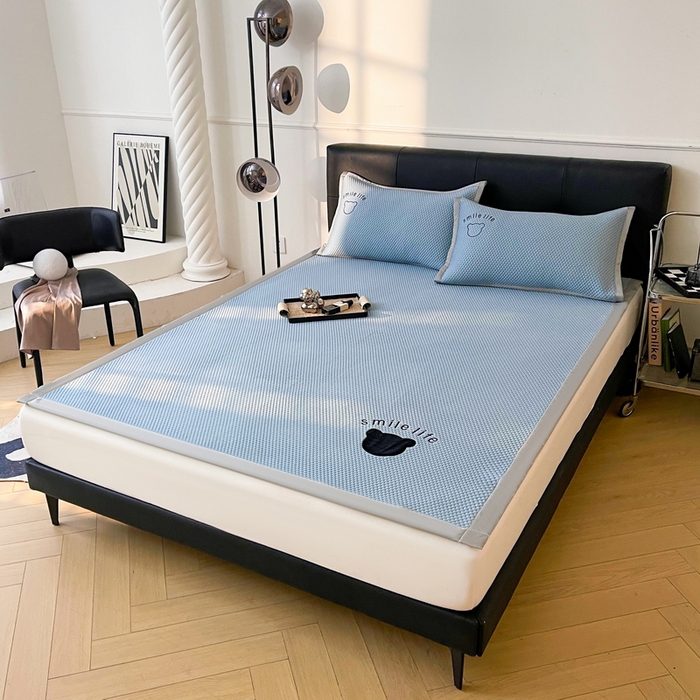 91家纺网 家纺一手货源 找家纺 小叮当家纺仓储工厂店 2025新款冰豆豆贴布绣八宝熊系列绑带床席款（场景一） 绑带款-八宝熊-蓝