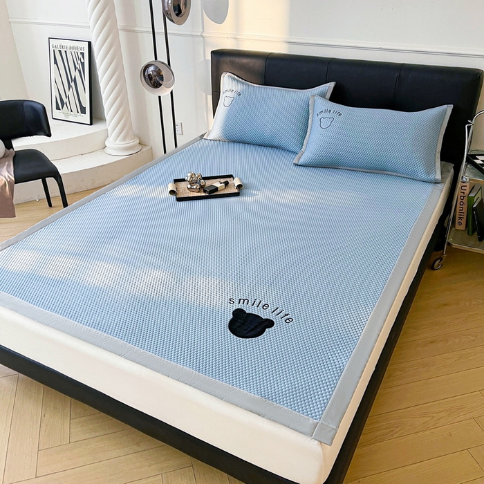 91家纺网 家纺一手货源 找家纺 小叮当家纺仓储工厂店 2025新款冰豆豆贴布绣八宝熊系列绑带床席款（场景一） 绑带款-八宝熊-蓝