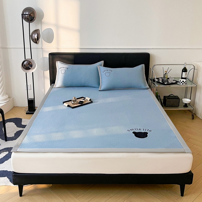 91家纺网 家纺一手货源 找家纺 小叮当家纺仓储工厂店 2025新款冰豆豆贴布绣八宝熊系列绑带床席款（场景一） 绑带款-八宝熊-蓝