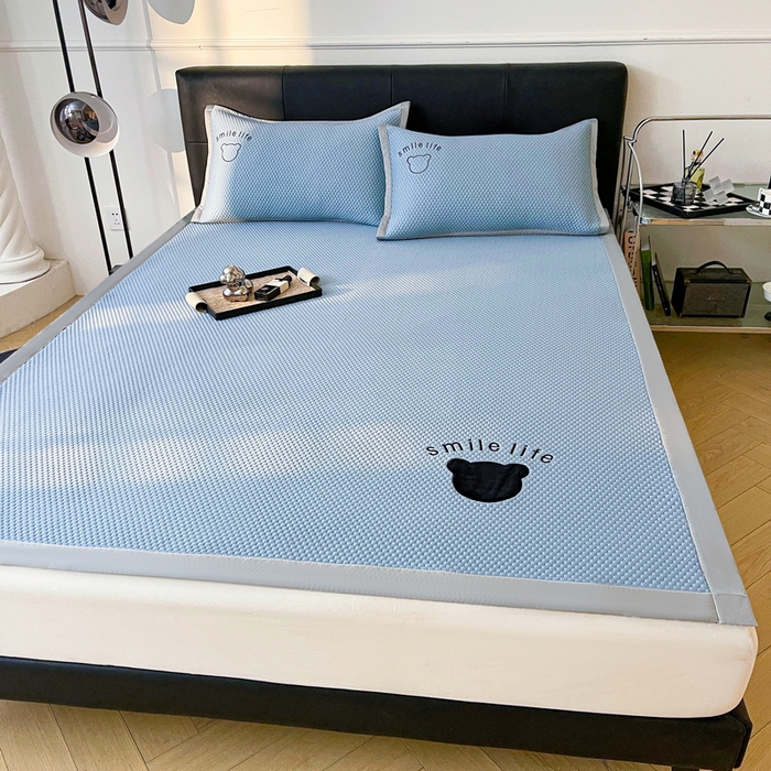 91家纺网 家纺一手货源 找家纺 小叮当家纺仓储工厂店 2025新款冰豆豆贴布绣八宝熊系列绑带床席款（场景一） 绑带款-八宝熊-蓝