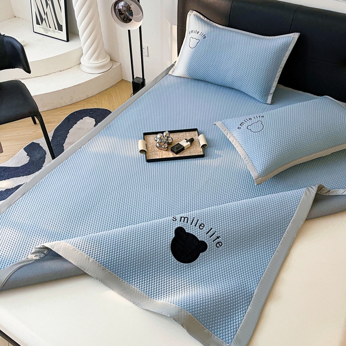 91家纺网 家纺一手货源 找家纺 小叮当家纺仓储工厂店 2025新款冰豆豆贴布绣八宝熊系列绑带床席款（场景一） 绑带款-八宝熊-蓝