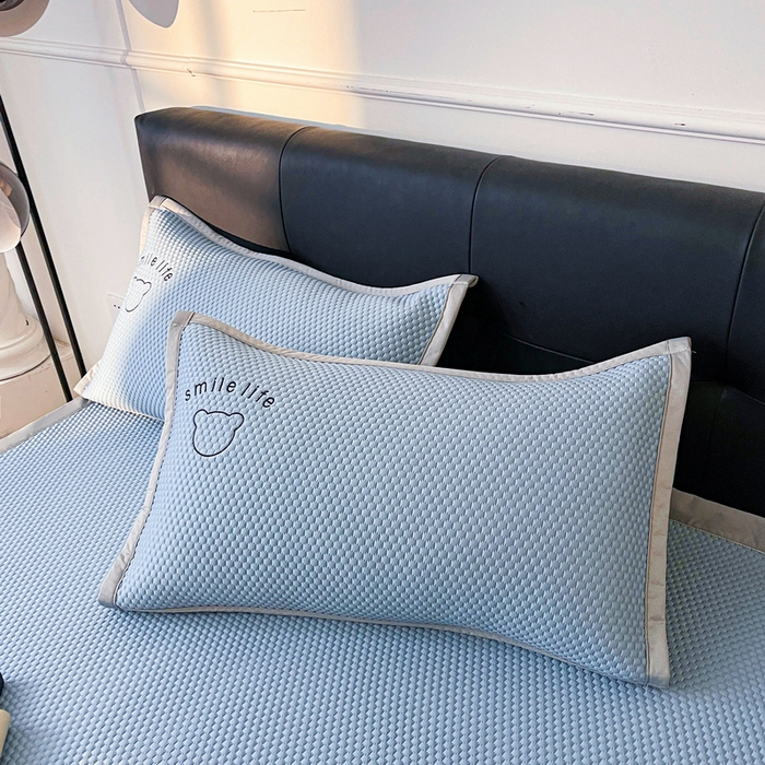 91家纺网 家纺一手货源 找家纺 小叮当家纺仓储工厂店 2025新款冰豆豆贴布绣八宝熊系列绑带床席款（场景一） 绑带款-八宝熊-蓝