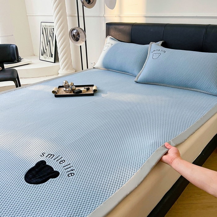 91家纺网 家纺一手货源 找家纺 小叮当家纺仓储工厂店 2025新款冰豆豆贴布绣八宝熊系列绑带床席款（场景一） 绑带款-八宝熊-蓝