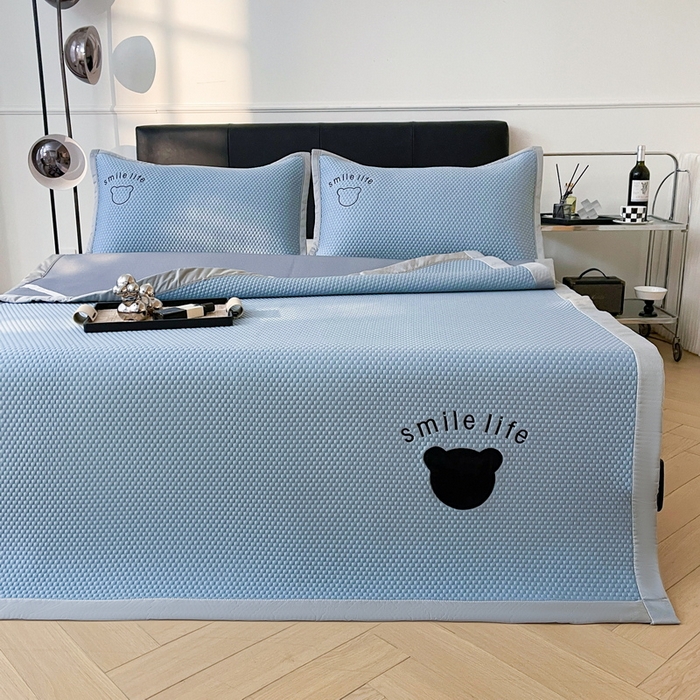 91家纺网 家纺一手货源 找家纺 小叮当家纺仓储工厂店 2025新款冰豆豆贴布绣八宝熊系列绑带床席款（场景一） 绑带款-八宝熊-蓝