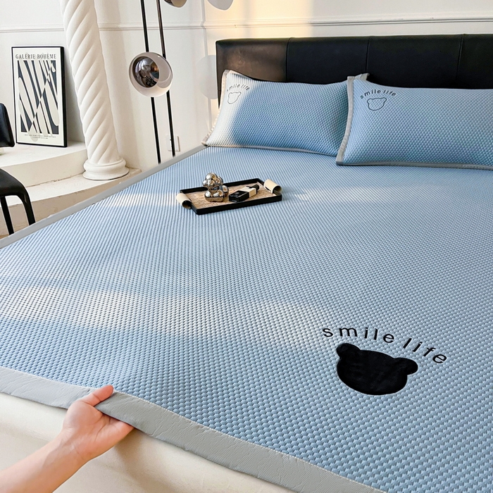 91家纺网 家纺一手货源 找家纺 小叮当家纺仓储工厂店 2025新款冰豆豆贴布绣八宝熊系列绑带床席款（场景一） 绑带款-八宝熊-蓝