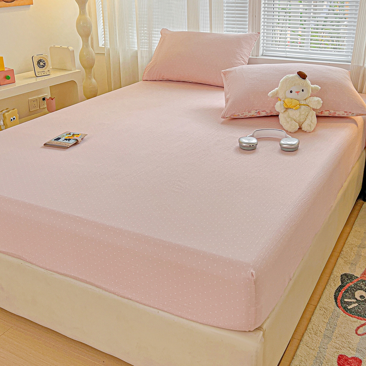 91家纺网 家纺一手货源 找家纺 格真 2025秋冬新款110克高克重提花加厚皱皱纱双层纱印花单床笠 波点-蔷薇粉