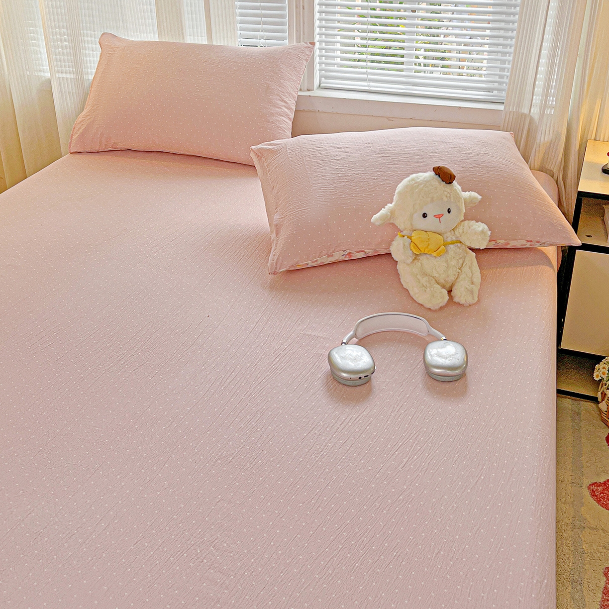 91家纺网 家纺一手货源 找家纺 格真 2025秋冬新款110克高克重提花加厚皱皱纱双层纱印花单床笠 波点-蔷薇粉