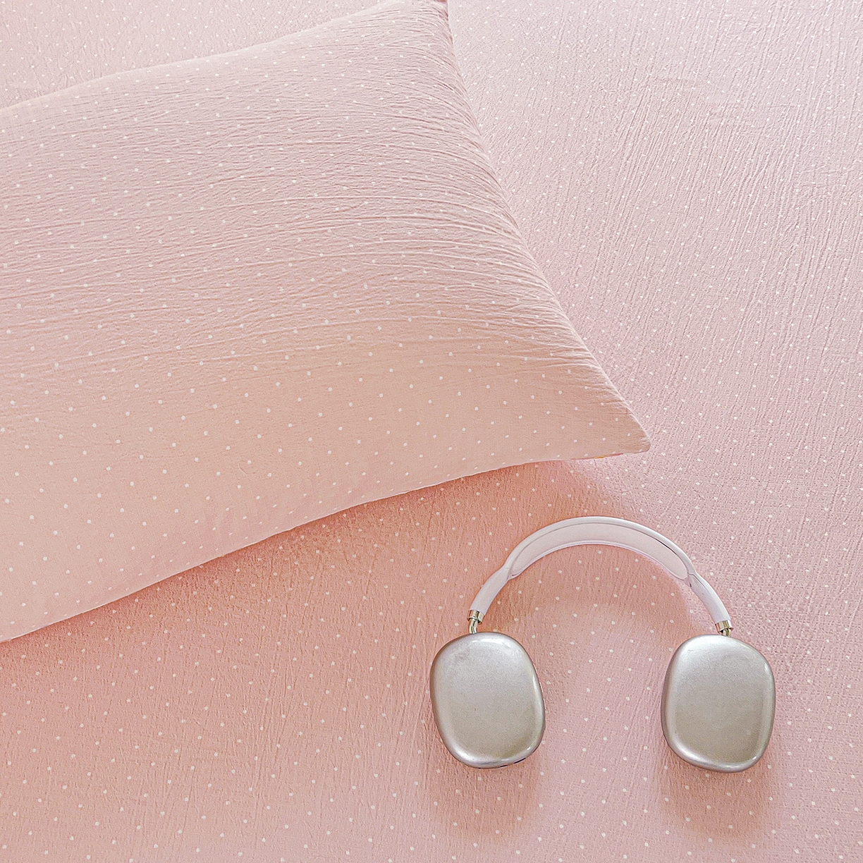 91家纺网 家纺一手货源 找家纺 格真 2025秋冬新款110克高克重提花加厚皱皱纱双层纱印花单床笠 波点-蔷薇粉