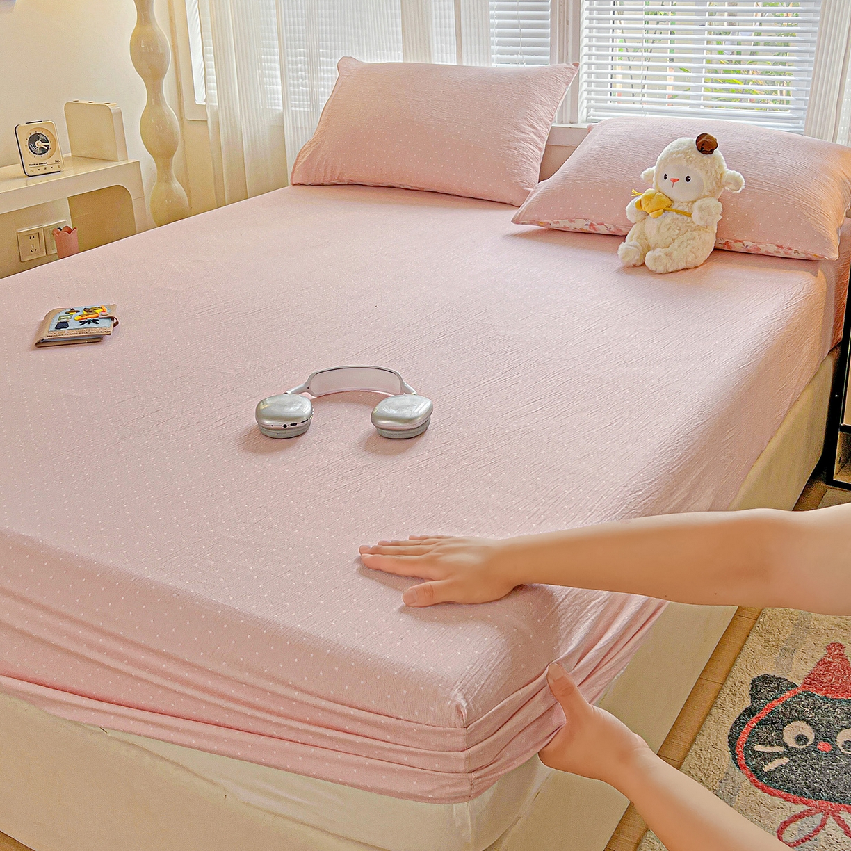 91家纺网 家纺一手货源 找家纺 格真 2025秋冬新款110克高克重提花加厚皱皱纱双层纱印花单床笠 波点-蔷薇粉