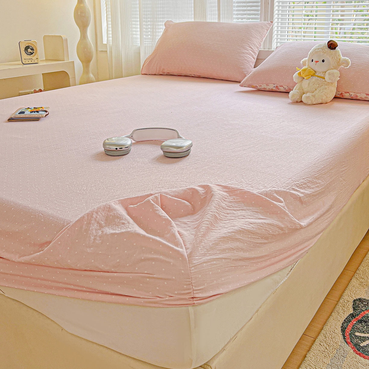 91家纺网 家纺一手货源 找家纺 格真 2025秋冬新款110克高克重提花加厚皱皱纱双层纱印花单床笠 波点-蔷薇粉