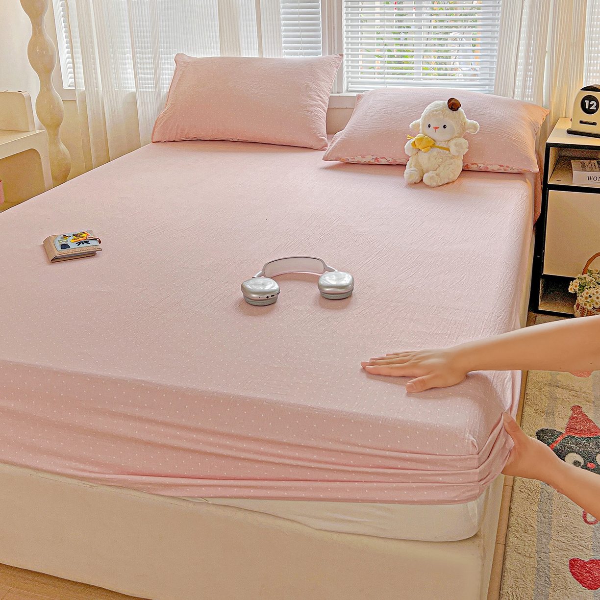 91家纺网 家纺一手货源 找家纺 格真 2025秋冬新款110克高克重提花加厚皱皱纱双层纱印花单床笠 波点-蔷薇粉