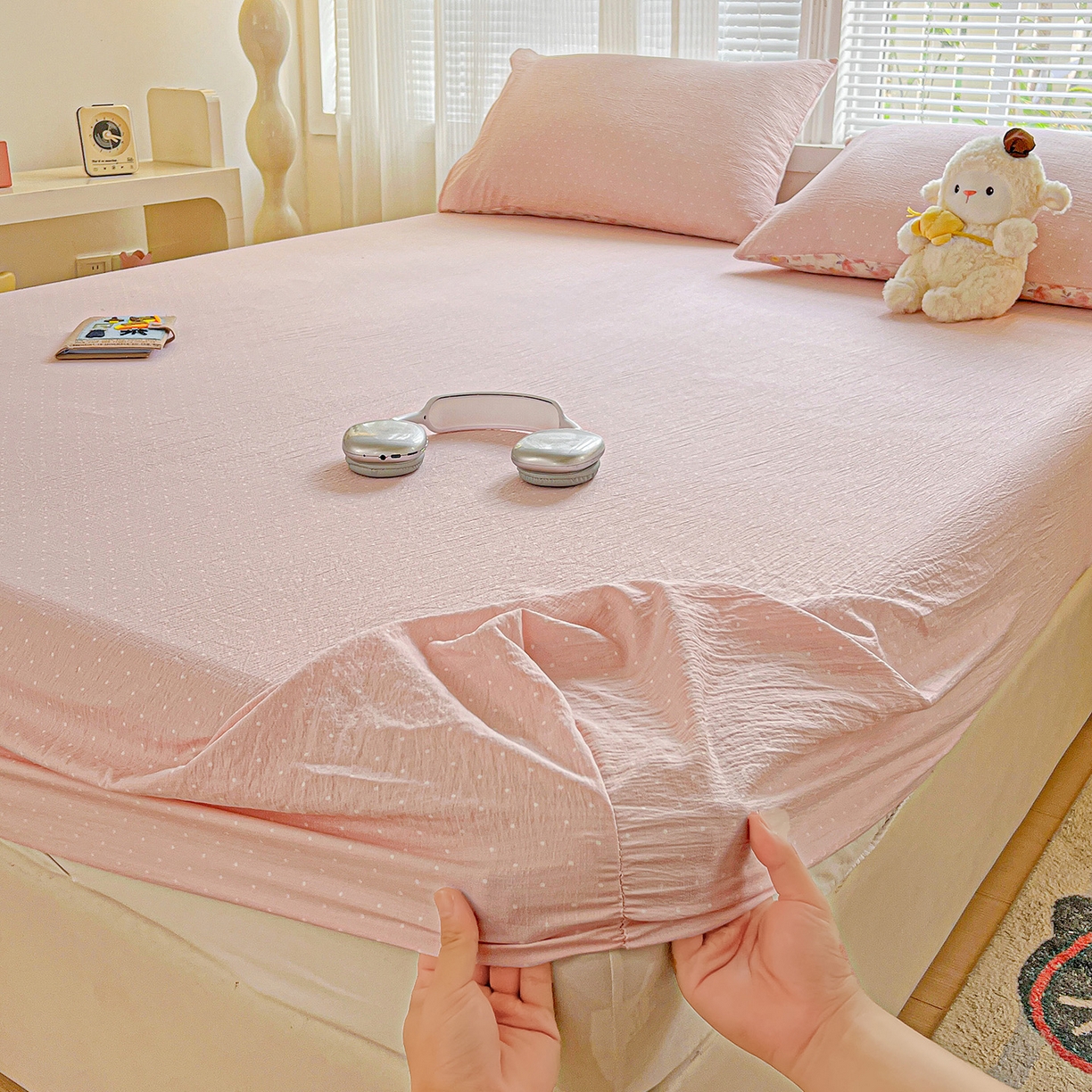 91家纺网 家纺一手货源 找家纺 格真 2025秋冬新款110克高克重提花加厚皱皱纱双层纱印花单床笠 波点-蔷薇粉