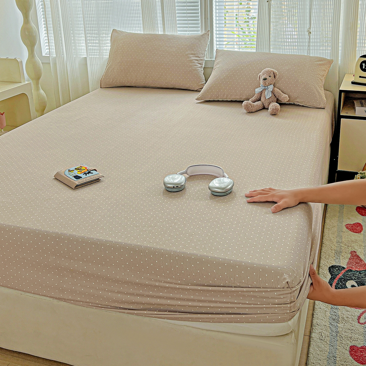 91家纺网 家纺一手货源 找家纺 格真 2025秋冬新款110克高克重提花加厚皱皱纱双层纱印花单床笠 波点-巧克力棕