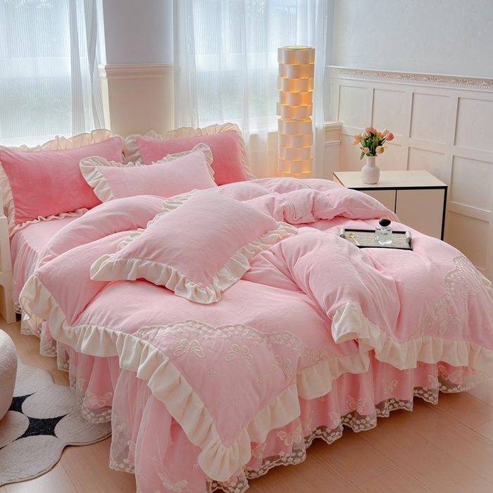 91家纺网 家纺一手货源 找家纺 睡美人 2025韩版蕾丝牛奶绒套件公主风床裙床单款四件套 花蝴蝶-公主粉
