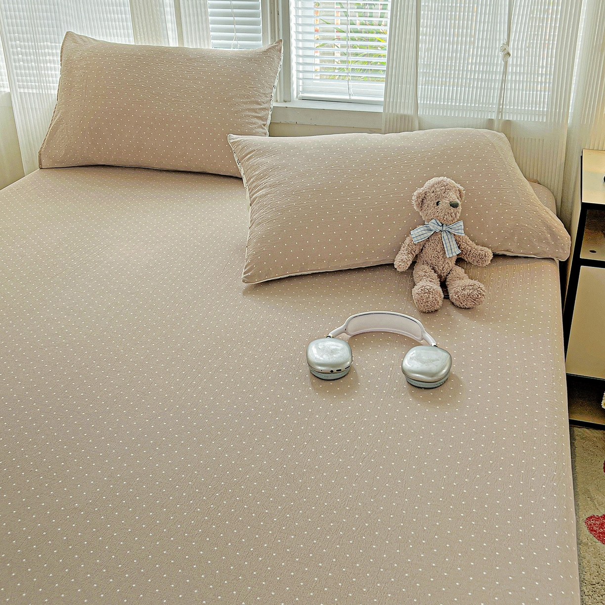 91家纺网 家纺一手货源 找家纺 格真 2025秋冬新款110克高克重提花加厚皱皱纱双层纱印花单床笠 波点-巧克力棕