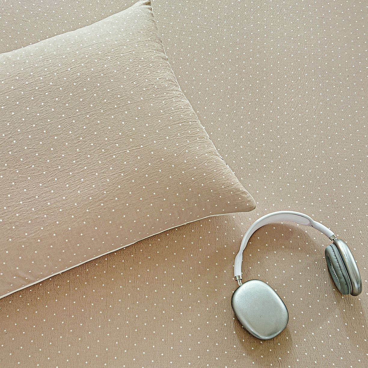 91家纺网 家纺一手货源 找家纺 格真 2025秋冬新款110克高克重提花加厚皱皱纱双层纱印花单床笠 波点-巧克力棕