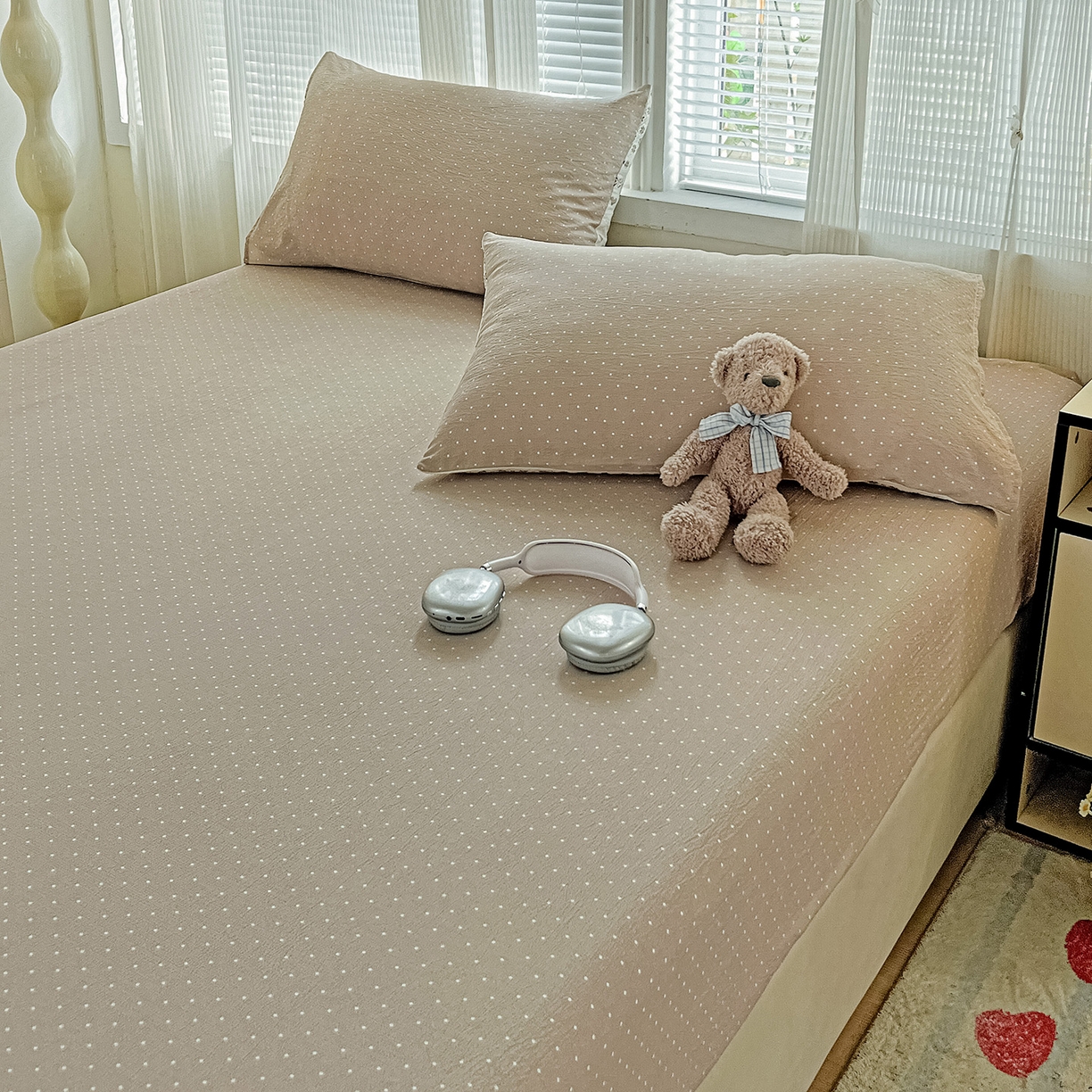 91家纺网 家纺一手货源 找家纺 格真 2025秋冬新款110克高克重提花加厚皱皱纱双层纱印花单床笠 波点-巧克力棕