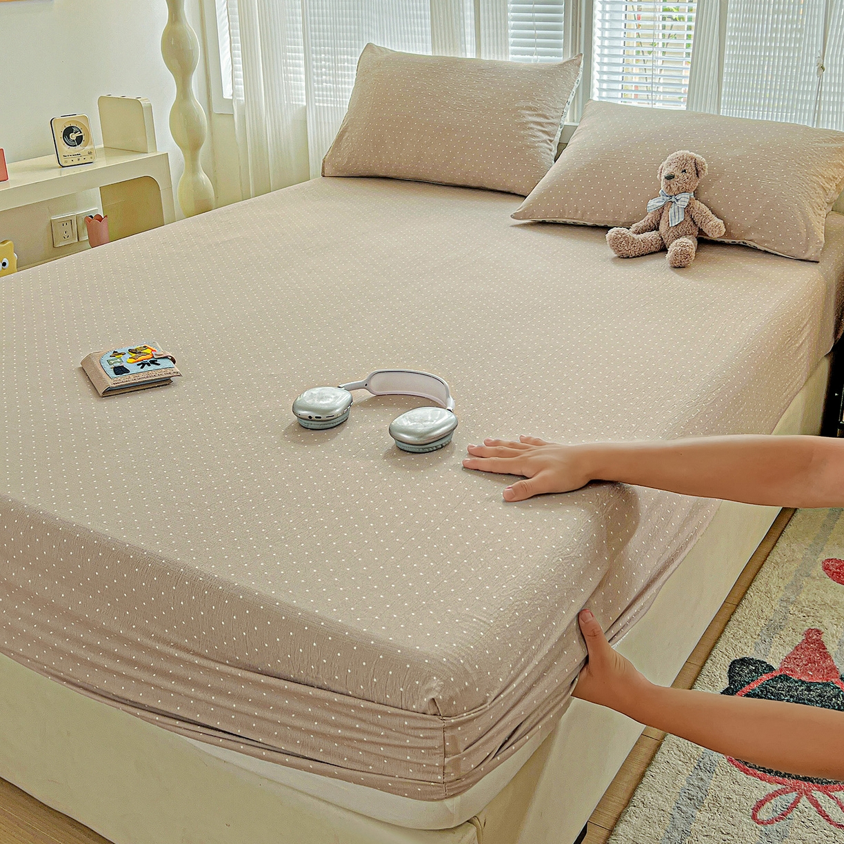 91家纺网 家纺一手货源 找家纺 格真 2025秋冬新款110克高克重提花加厚皱皱纱双层纱印花单床笠 波点-巧克力棕