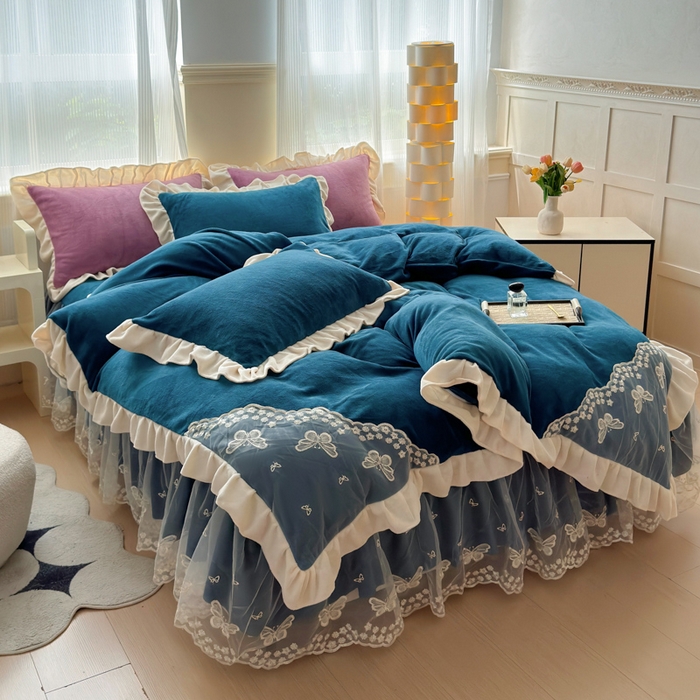 91家纺网 家纺一手货源 找家纺 睡美人 2025韩版蕾丝牛奶绒套件公主风床裙床单款四件套 花蝴蝶-孔雀蓝