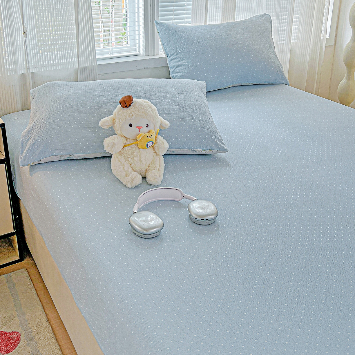 91家纺网 家纺一手货源 找家纺 格真 2025秋冬新款110克高克重提花加厚皱皱纱双层纱印花单床笠 波点-柔雾蓝