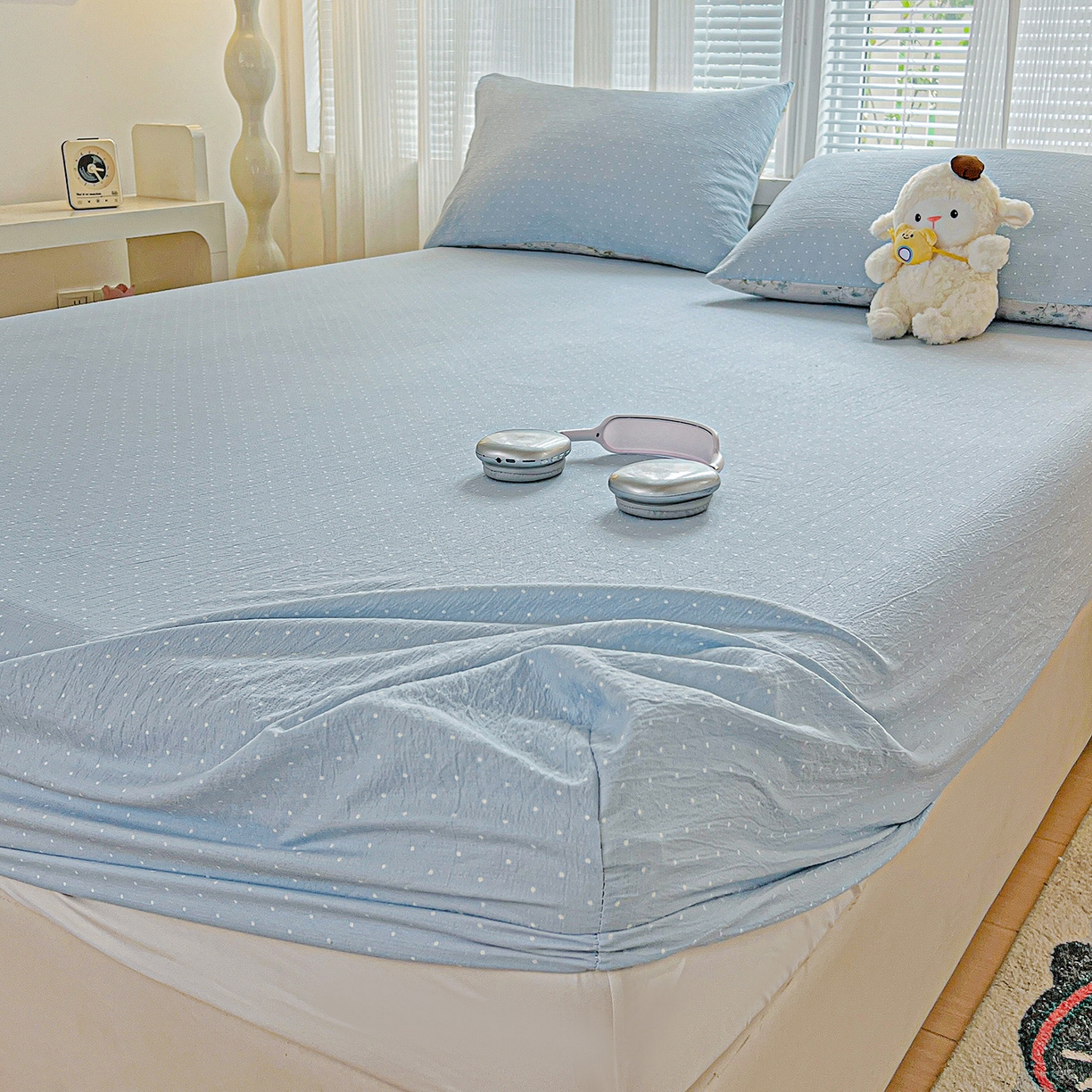 91家纺网 家纺一手货源 找家纺 格真 2025秋冬新款110克高克重提花加厚皱皱纱双层纱印花单床笠 波点-柔雾蓝