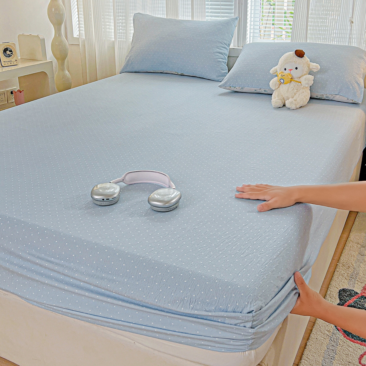 91家纺网 家纺一手货源 找家纺 格真 2025秋冬新款110克高克重提花加厚皱皱纱双层纱印花单床笠 波点-柔雾蓝