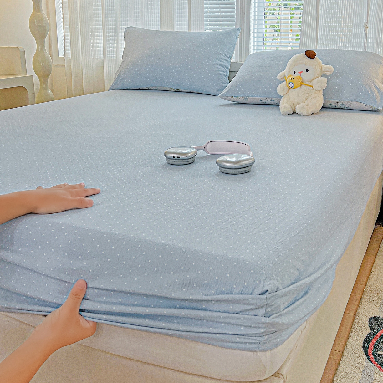 91家纺网 家纺一手货源 找家纺 格真 2025秋冬新款110克高克重提花加厚皱皱纱双层纱印花单床笠 波点-柔雾蓝