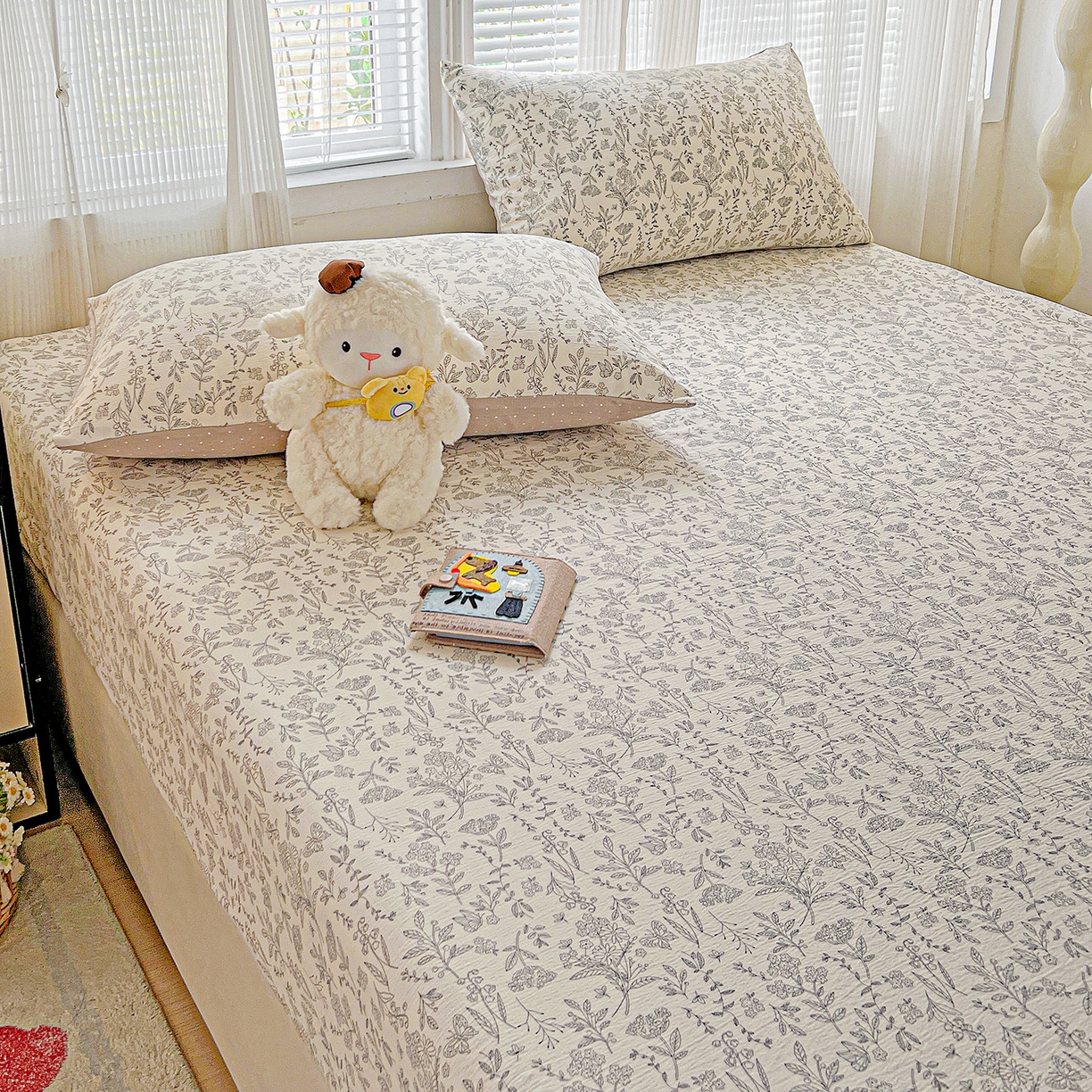 91家纺网 家纺一手货源 找家纺 格真 2025秋冬新款110克高克重提花加厚皱皱纱双层纱印花单床笠 草木集黄