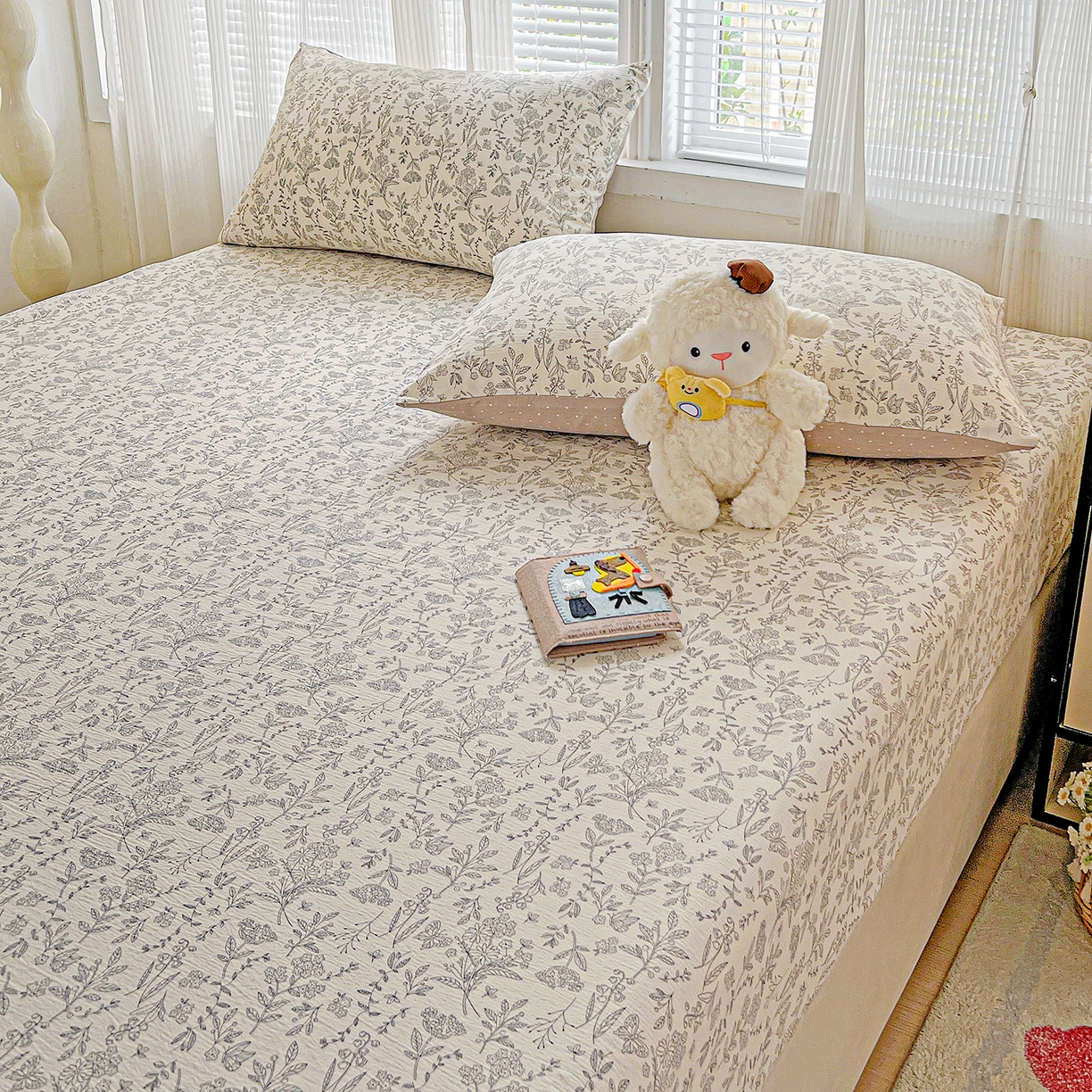 91家纺网 家纺一手货源 找家纺 格真 2025秋冬新款110克高克重提花加厚皱皱纱双层纱印花单床笠 草木集黄