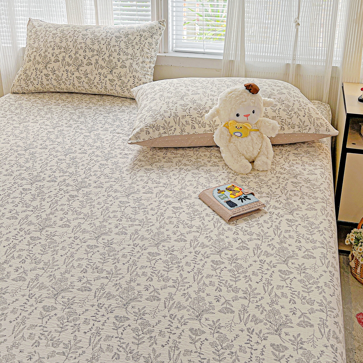 91家纺网 家纺一手货源 找家纺 格真 2025秋冬新款110克高克重提花加厚皱皱纱双层纱印花单床笠 草木集黄