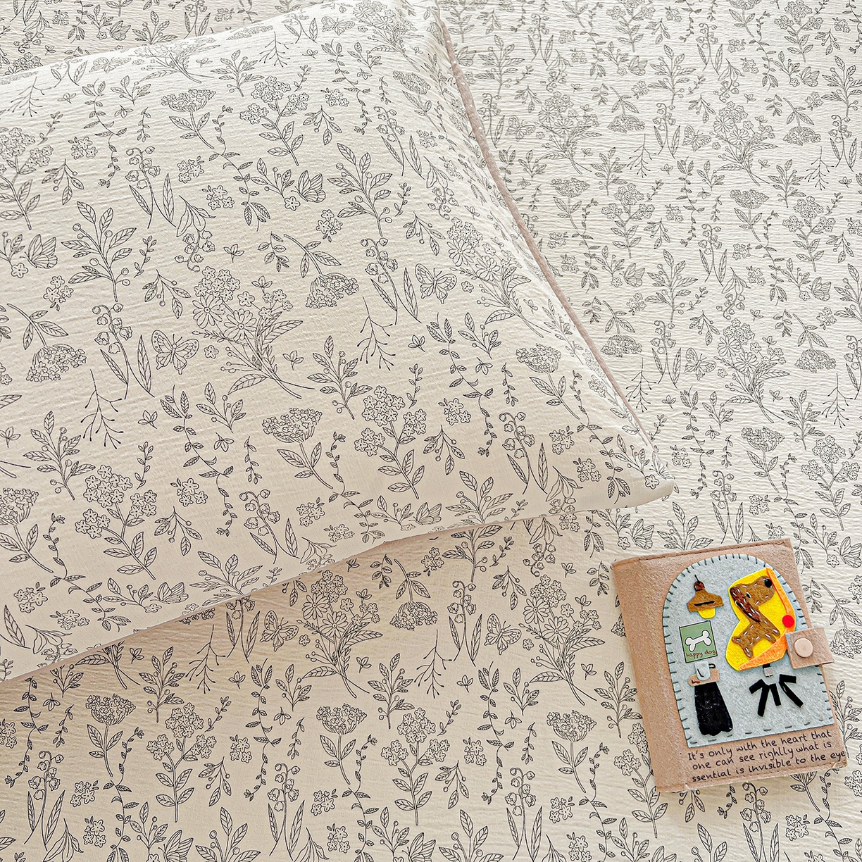 91家纺网 家纺一手货源 找家纺 格真 2025秋冬新款110克高克重提花加厚皱皱纱双层纱印花单床笠 草木集黄