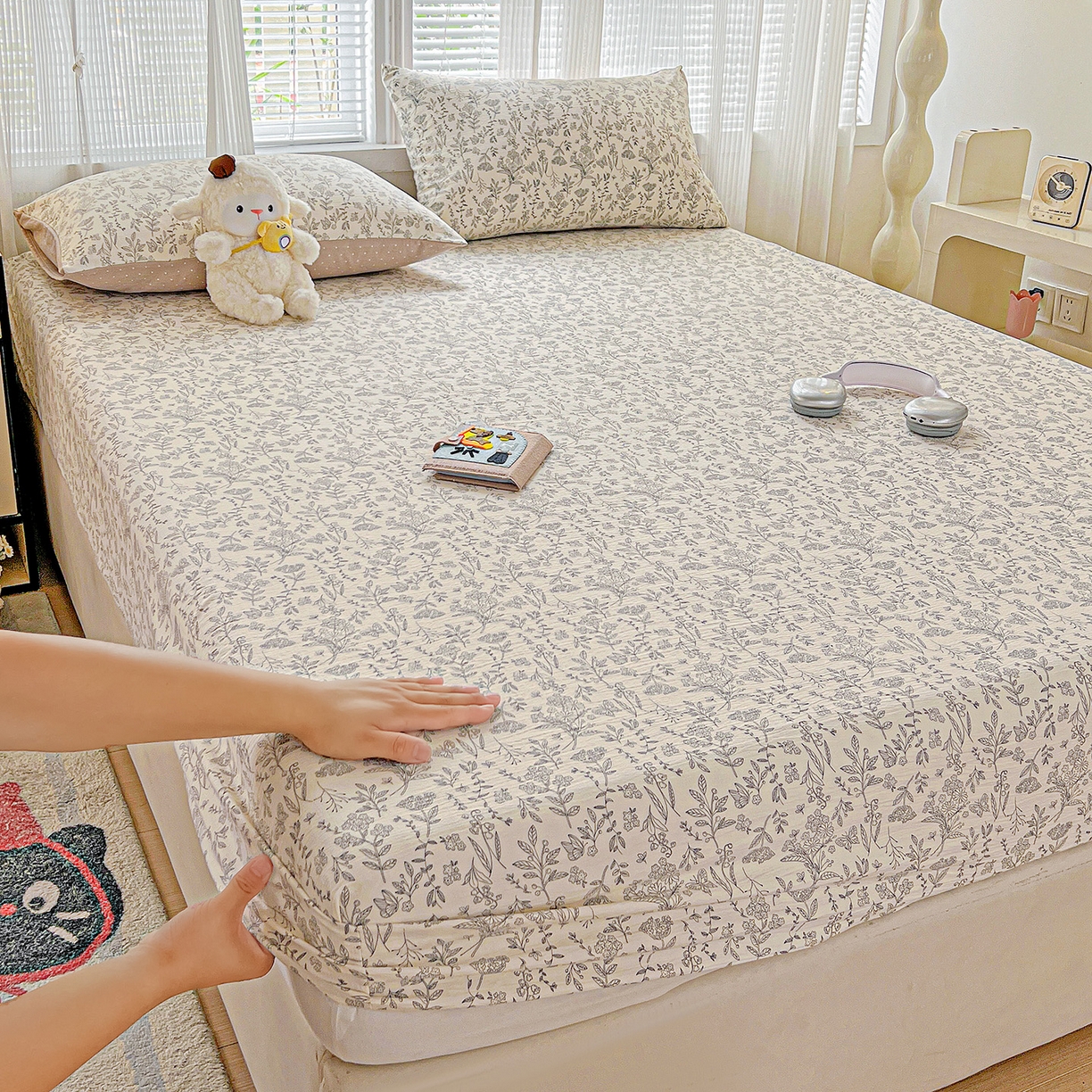 91家纺网 家纺一手货源 找家纺 格真 2025秋冬新款110克高克重提花加厚皱皱纱双层纱印花单床笠 草木集黄