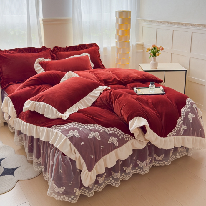 91家纺网 家纺一手货源 找家纺 睡美人 2025韩版蕾丝牛奶绒套件公主风床裙床单款四件套 花蝴蝶-车厘子红拼白蕾丝