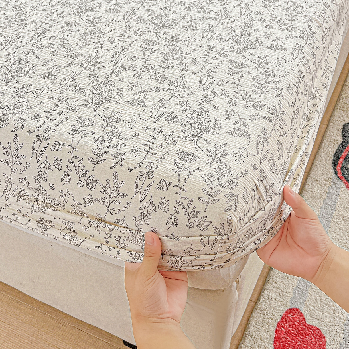 91家纺网 家纺一手货源 找家纺 格真 2025秋冬新款110克高克重提花加厚皱皱纱双层纱印花单床笠 草木集黄