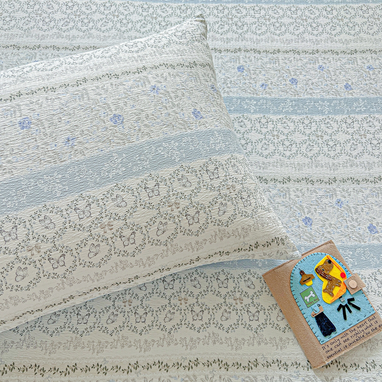 91家纺网 家纺一手货源 找家纺 格真 2025秋冬新款110克高克重提花加厚皱皱纱双层纱印花单床笠 蝴蝶印记