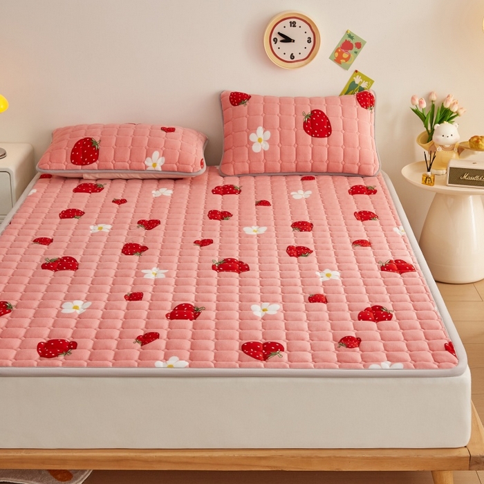91家纺网 家纺一手货源 找家纺 奇丝雅 2025新款A类牛奶绒床褥床垫软垫家用学生宿舍上下铺寝室床护垫夹棉褥子-大床款套件 草莓物语