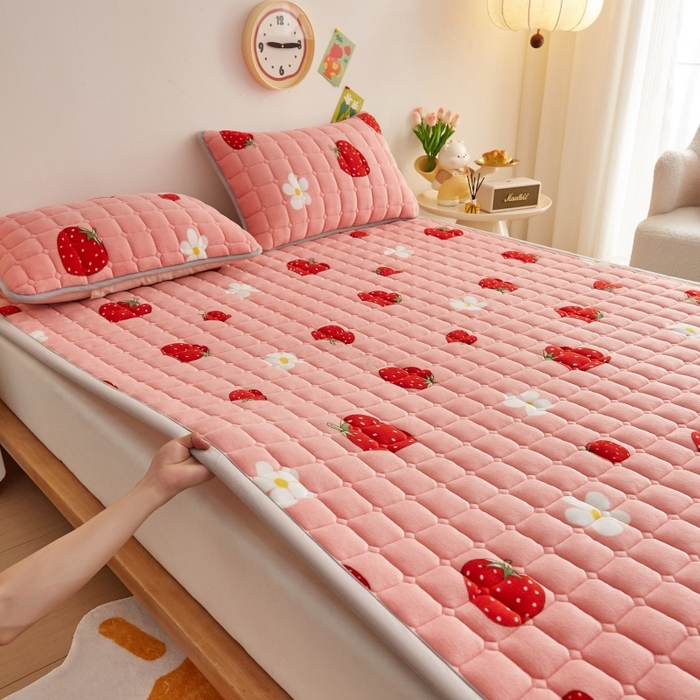 91家纺网 家纺一手货源 找家纺 奇丝雅 2025新款A类牛奶绒床褥床垫软垫家用学生宿舍上下铺寝室床护垫夹棉褥子-大床款套件 草莓物语