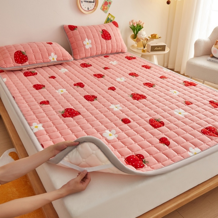 91家纺网 家纺一手货源 找家纺 奇丝雅 2025新款A类牛奶绒床褥床垫软垫家用学生宿舍上下铺寝室床护垫夹棉褥子-大床款套件 草莓物语