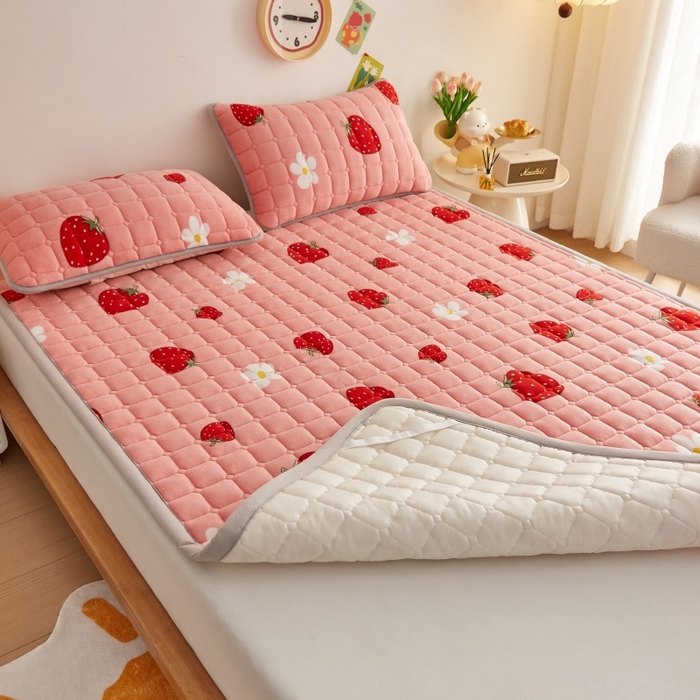 91家纺网 家纺一手货源 找家纺 奇丝雅 2025新款A类牛奶绒床褥床垫软垫家用学生宿舍上下铺寝室床护垫夹棉褥子-大床款套件 草莓物语