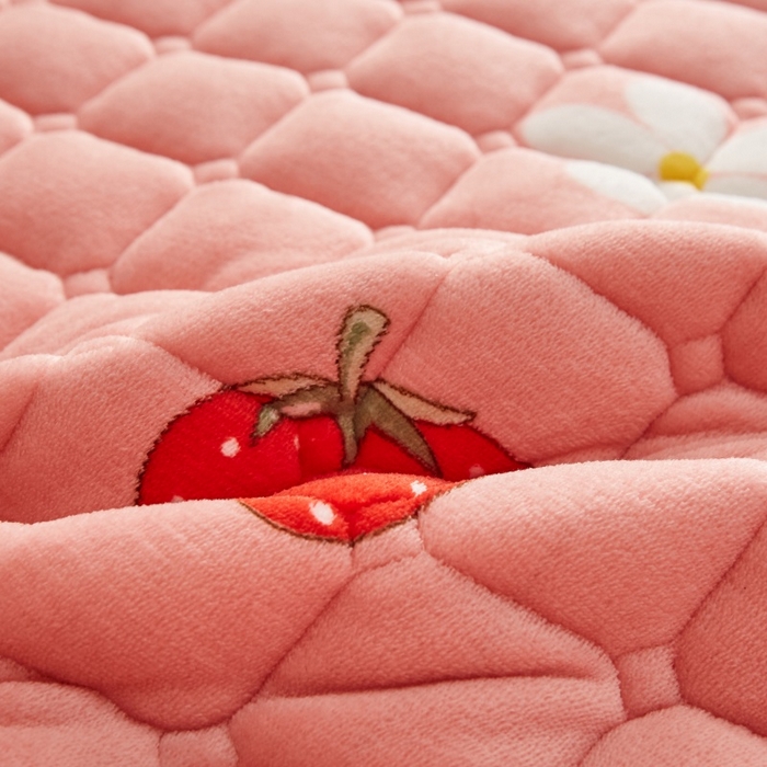 91家纺网 家纺一手货源 找家纺 奇丝雅 2025新款A类牛奶绒床褥床垫软垫家用学生宿舍上下铺寝室床护垫夹棉褥子-大床款套件 草莓物语