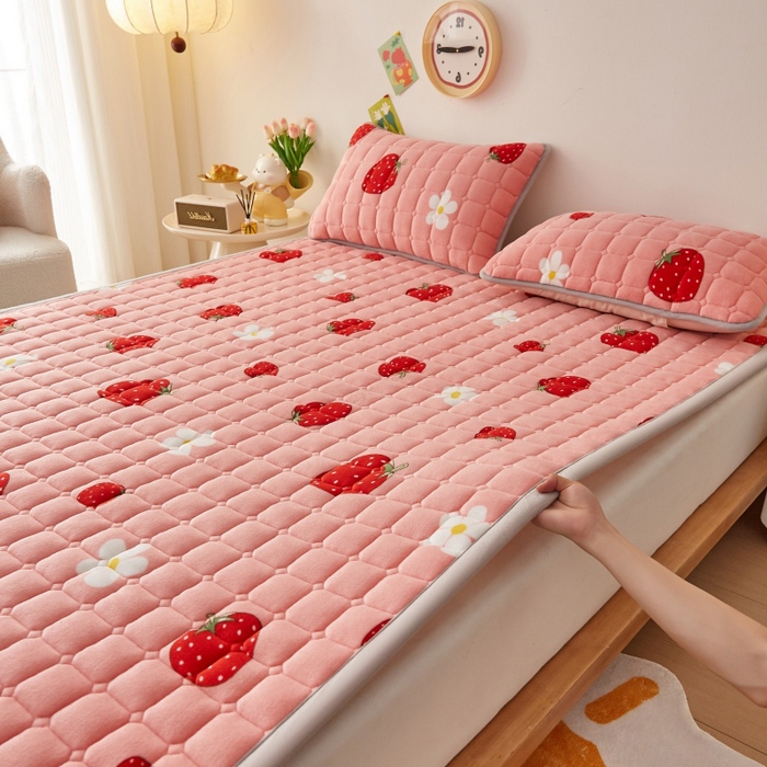 91家纺网 家纺一手货源 找家纺 奇丝雅 2025新款A类牛奶绒床褥床垫软垫家用学生宿舍上下铺寝室床护垫夹棉褥子-大床款套件 草莓物语