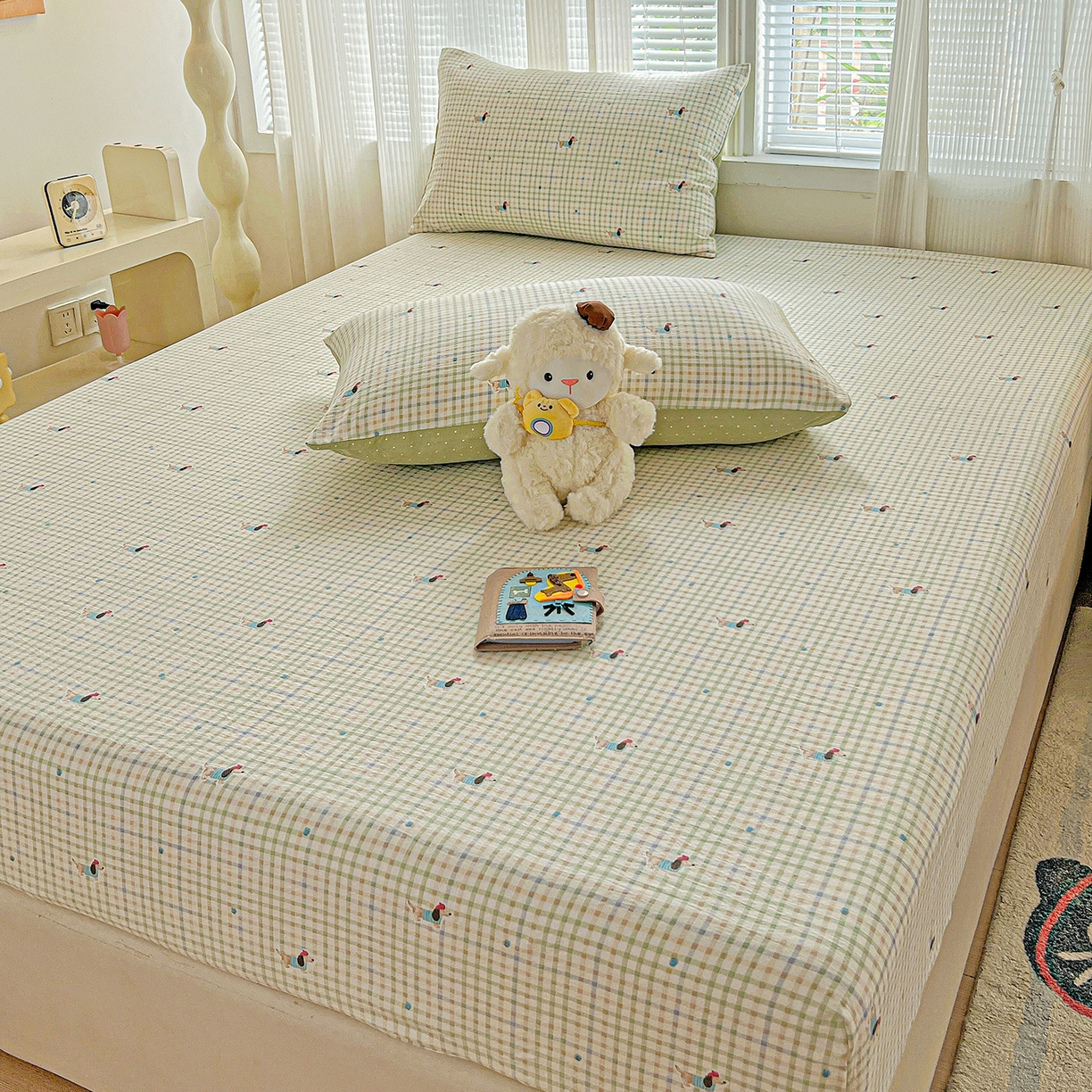 91家纺网 家纺一手货源 找家纺 格真 2025秋冬新款110克高克重提花加厚皱皱纱双层纱印花单床笠 腊肠狗-抹茶