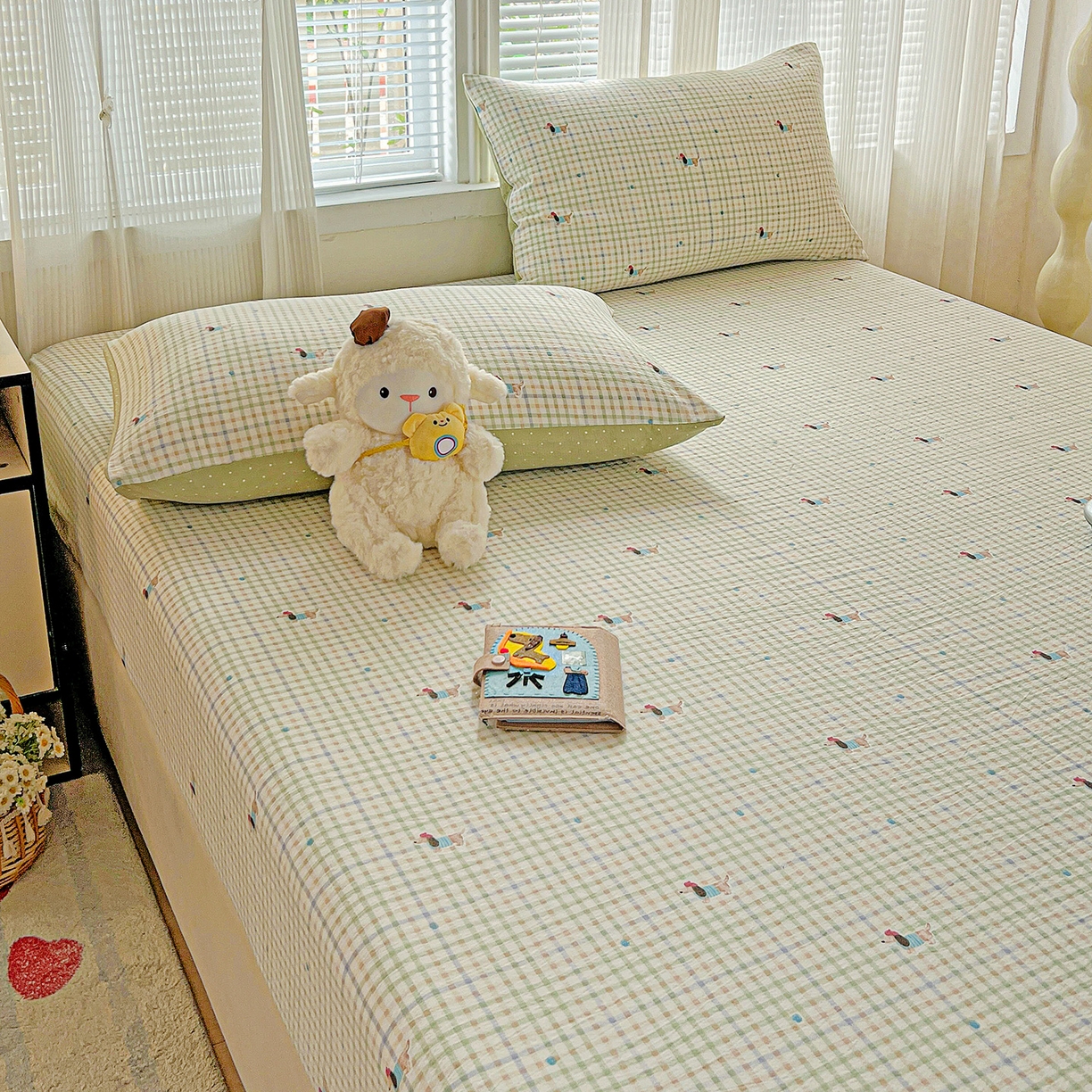 91家纺网 家纺一手货源 找家纺 格真 2025秋冬新款110克高克重提花加厚皱皱纱双层纱印花单床笠 腊肠狗-抹茶